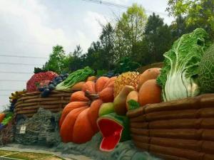 Wholesale Cute Fruits And Vegetables Topiary Sculpture , Outdoor Garden Sculpture Colorful from china suppliers