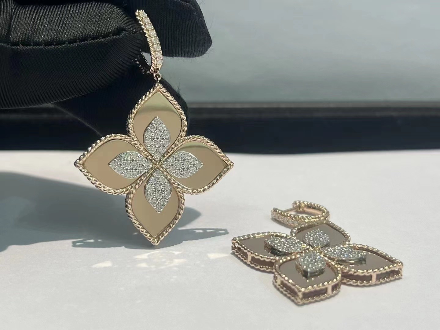 Wholesale 18k Gold Four Leaf Clover Earrings High End Custom Diamond Earrings from china suppliers