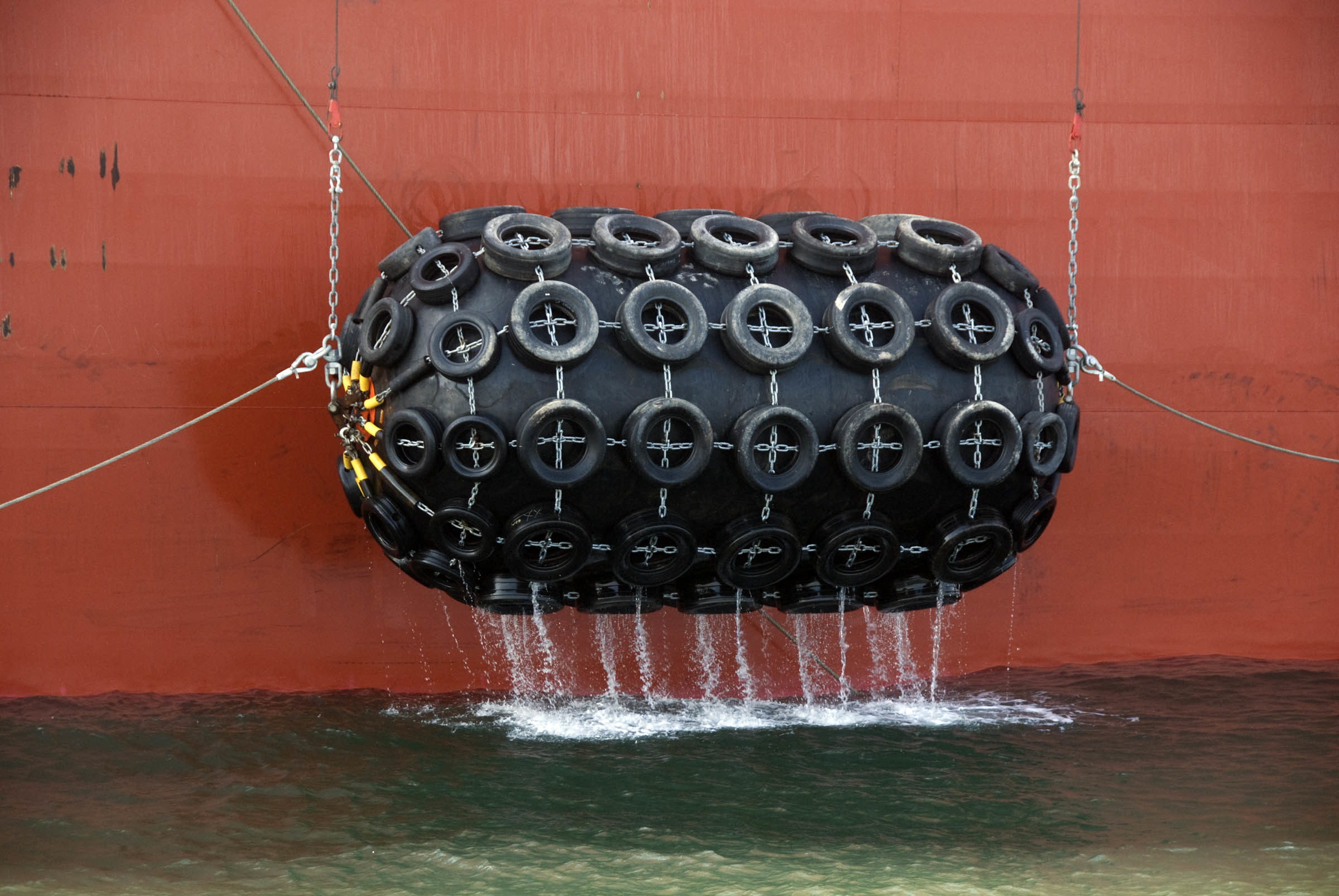 Marine Fender Inflatable Floating Yokohama Pneumatic Rubber Fender With Chain Net
