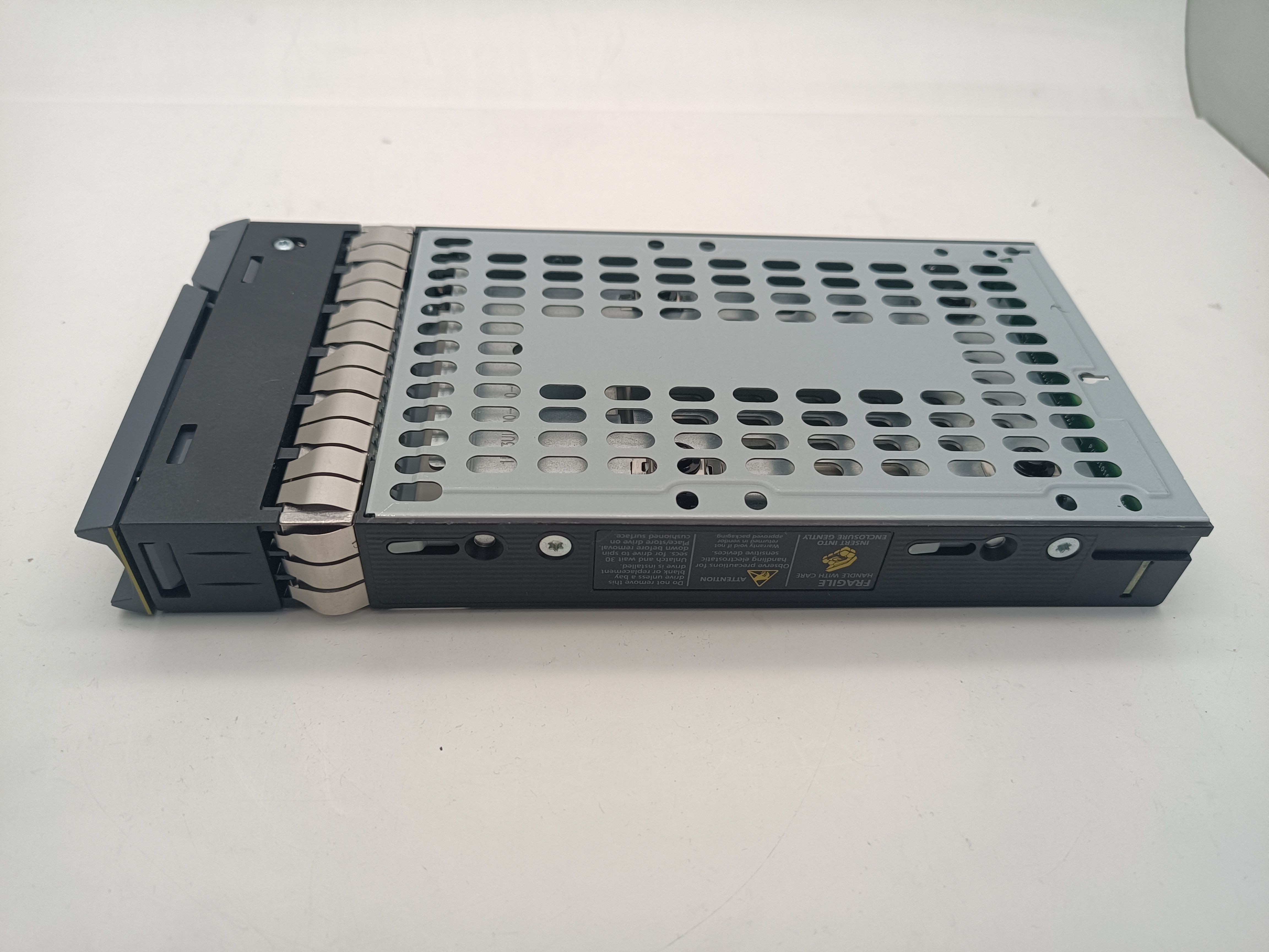 NETAPP X448A-R6 108-00253+C0 200G SSD with tray HDD 6gbps 2.5 FAS