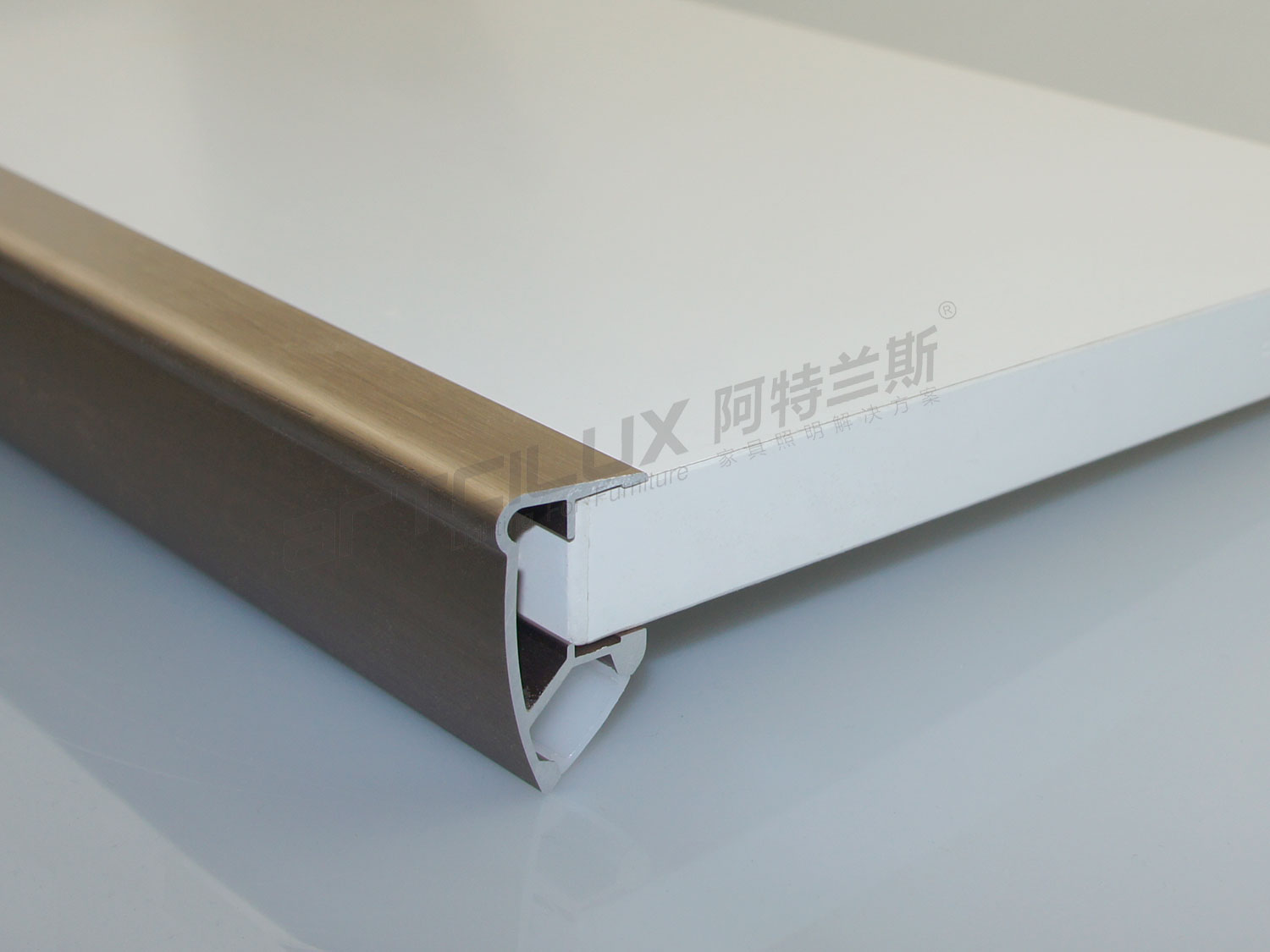 Modern Furniture LED Shelf Light Kit with Recessed Style Clip Mounting A2600