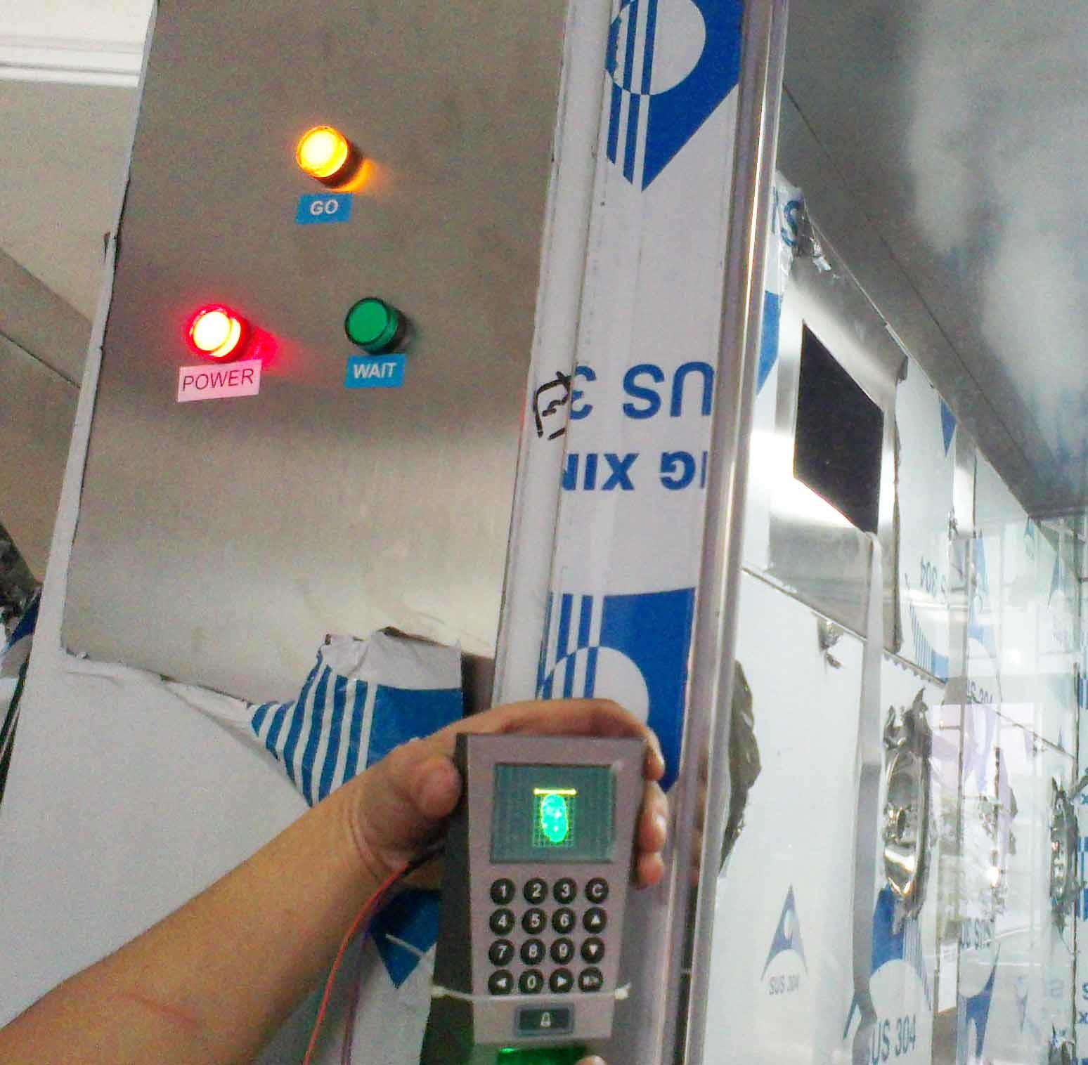Four People Stainless Steel Air Shower , Air Showers For Clean Rooms With Fingerprint Machine