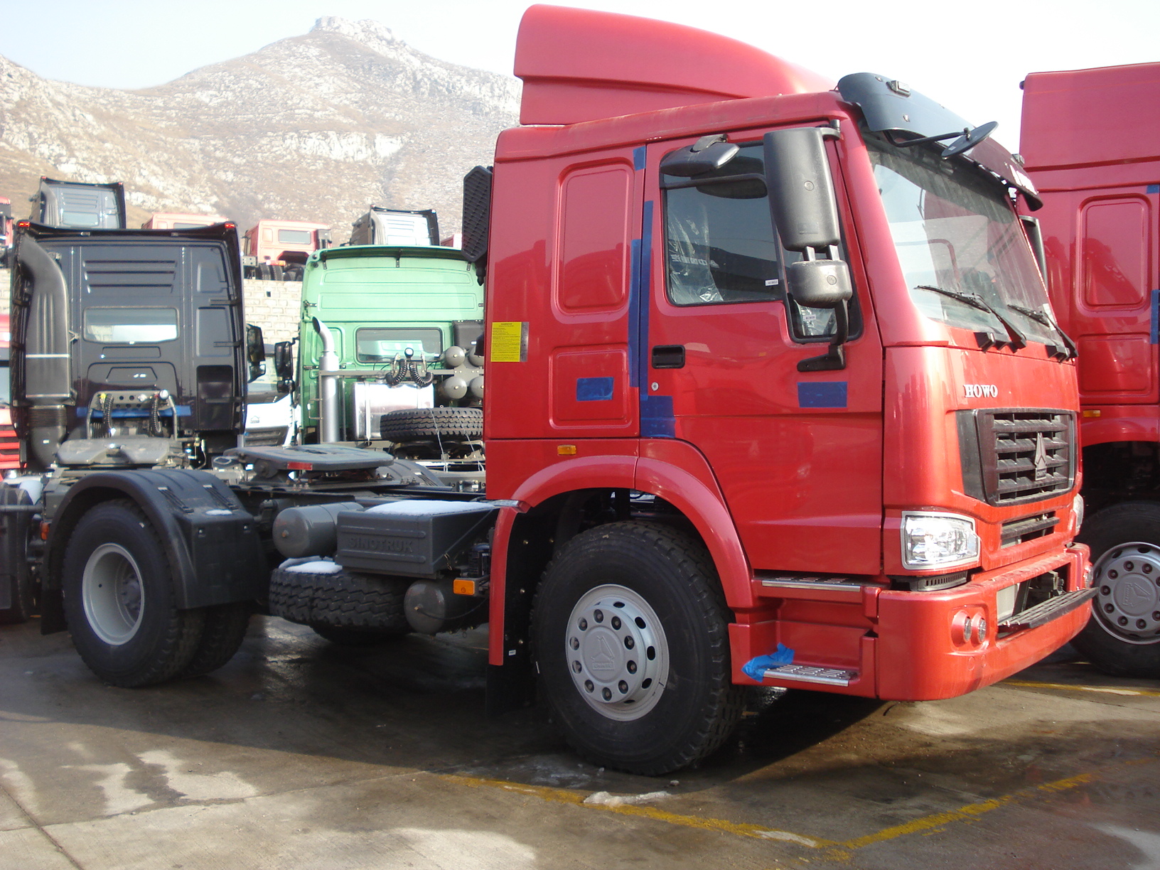 Euro 2 HW 76 Cab Howo Prime Mover Tractor 4*2 Drive Wheel Truck