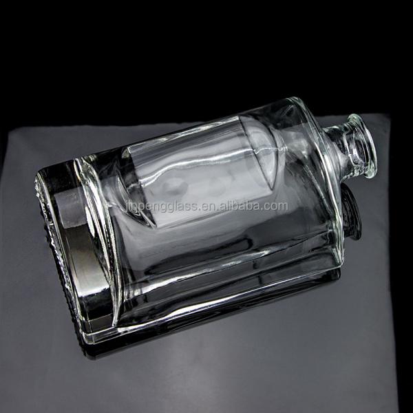 Customized Shape 750ml Vodka Glass Bottle with Cork Cap and Clear Finish in Round