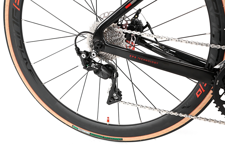 Lightweight 700*25C Carbon Fiber Road Bike with SUGEK-11S Freewheel and Shimano Groupset