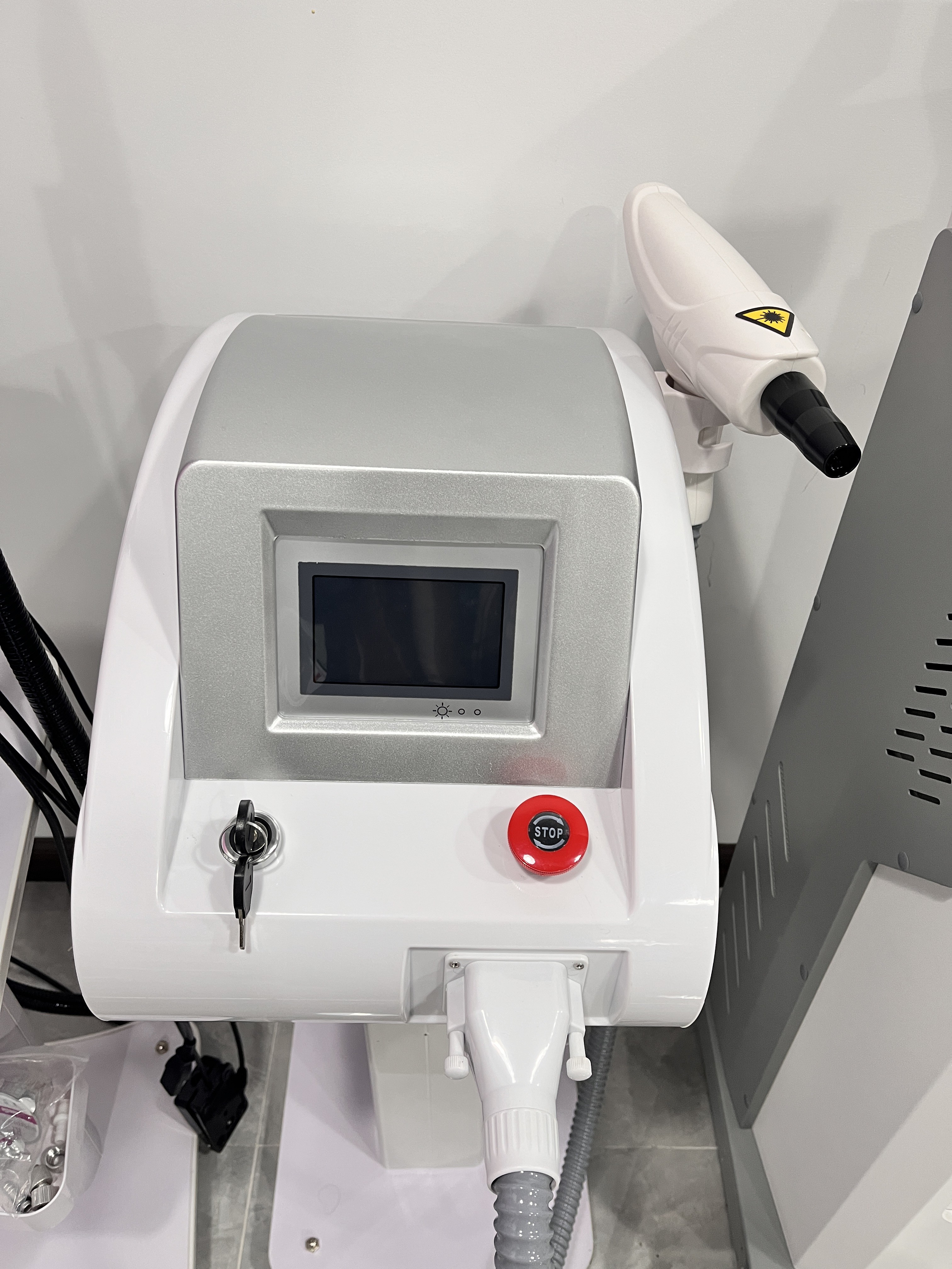 J300 Pigment Removal Best Selling 1064nm 532nm 1320nm Q Switched Nd Yag Laser Tattoo Removal Skin Whitening Machine