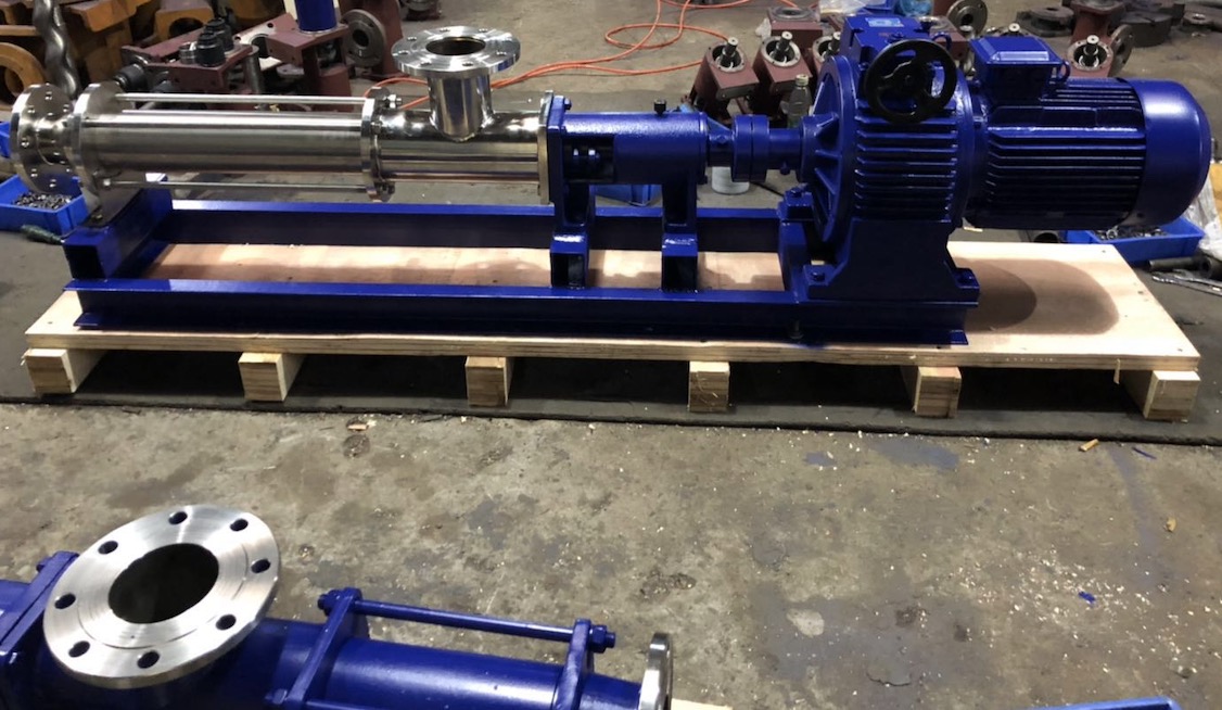 Screw pumps for decanter centrifuge