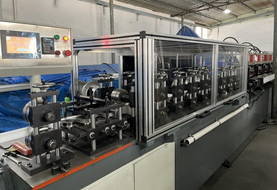 Main rolling forming machine