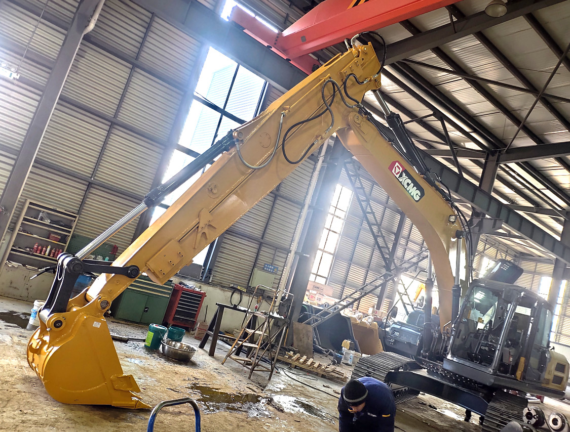 Most Popular Model CAT320 Excavator Sliding Arm in Customized Size with Painting Treatment