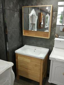 China Burlywood Color 32 Inch Single Sink Bathroom Vanity , Square Bathroom Cabinet on sale
