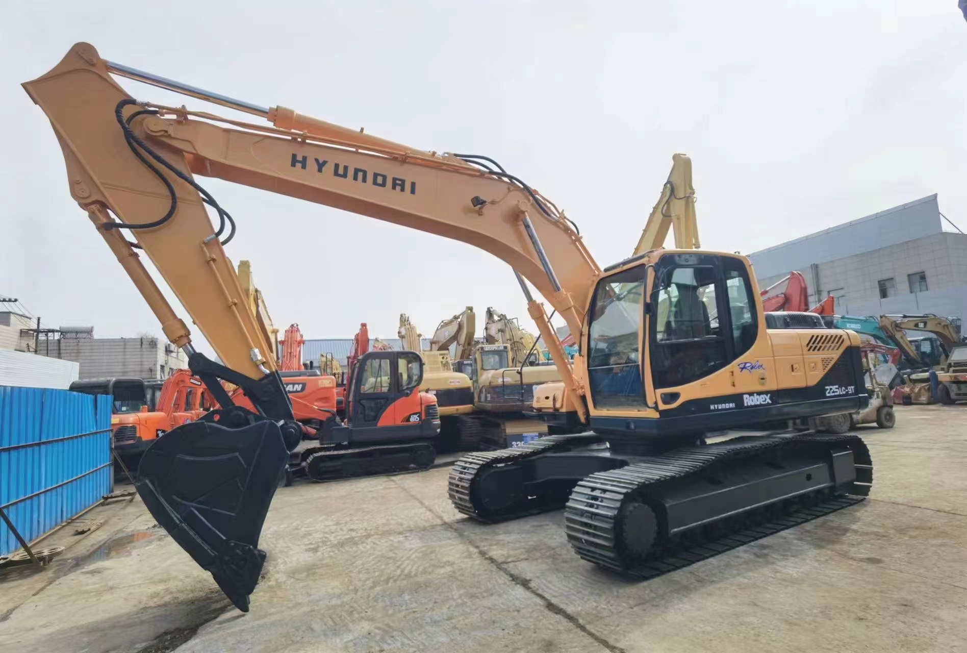Excavator R225LC