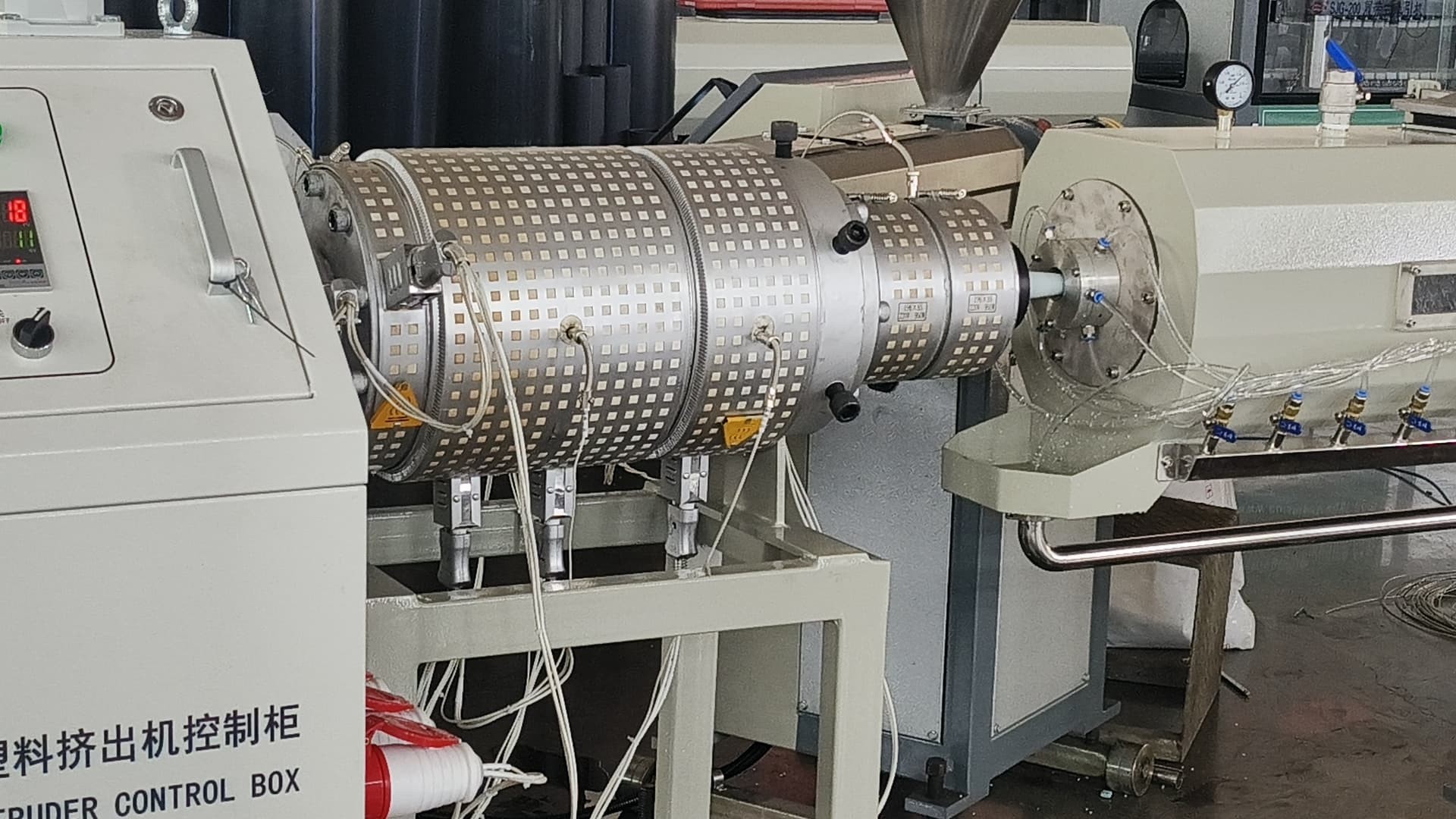 Single Screw Design ABA Multi-layer Polyethylene Pipe Manufacturing Line for Customized Production