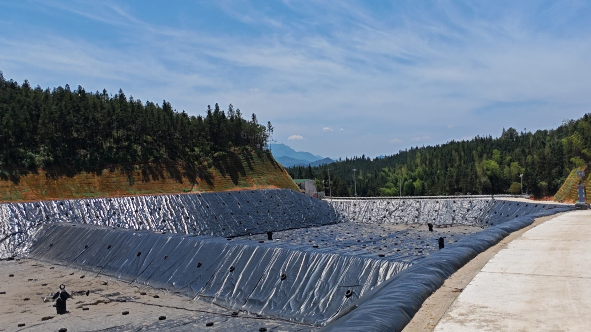 HDPE Smooth Geomembrane with Excellent Chemical Resistance for anti-seepage in Landfill and Agriculture breeding