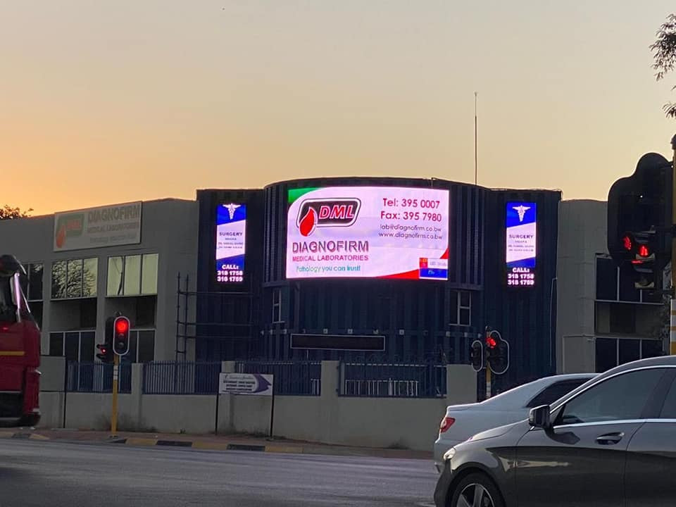 Full Color Outdoor Led Advertising Screens P4 SMD 3535 waterproof iron cabinet ,3840hz refresh rate