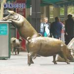 Large Animal Bronze Pig Sculpture Outdoor With Letter Design