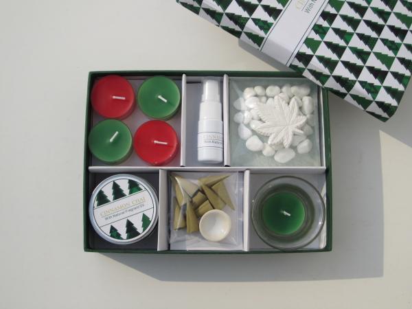 Red & Green Cinnamon chai fragrance scented tealight candle & tin candle packed