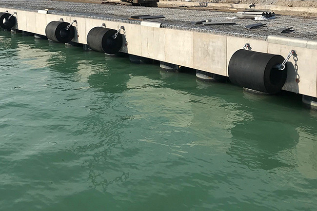 600mm Impact Resistance Cylindrical Marine Fenders Dock Solid For Berthing Operations