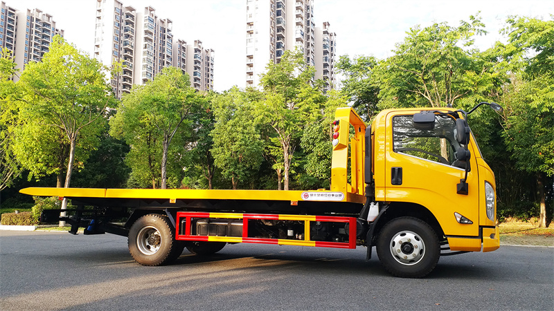 Flat Cargo Platform Wrecker Towing Truck 4*2 With Crawling Ladder