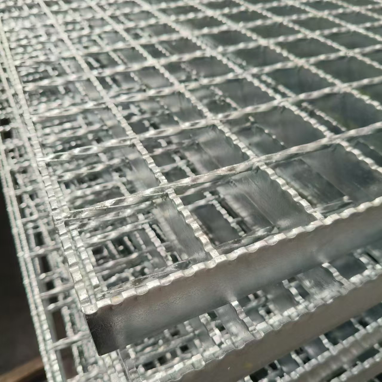 Galvanized Steel Gratings: Long-Lasting Protection Against Corrosion