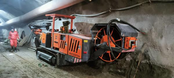 Hydraulic Drive 7.5Kw Jumbo Rock Drill Machine High Impact Frequency 0.8 - 2m