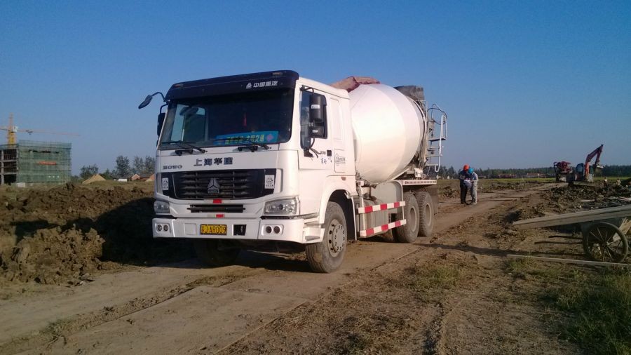 White Color Concrete Mixer Truck 10 CBM With HW76 Cabin ISO Standard