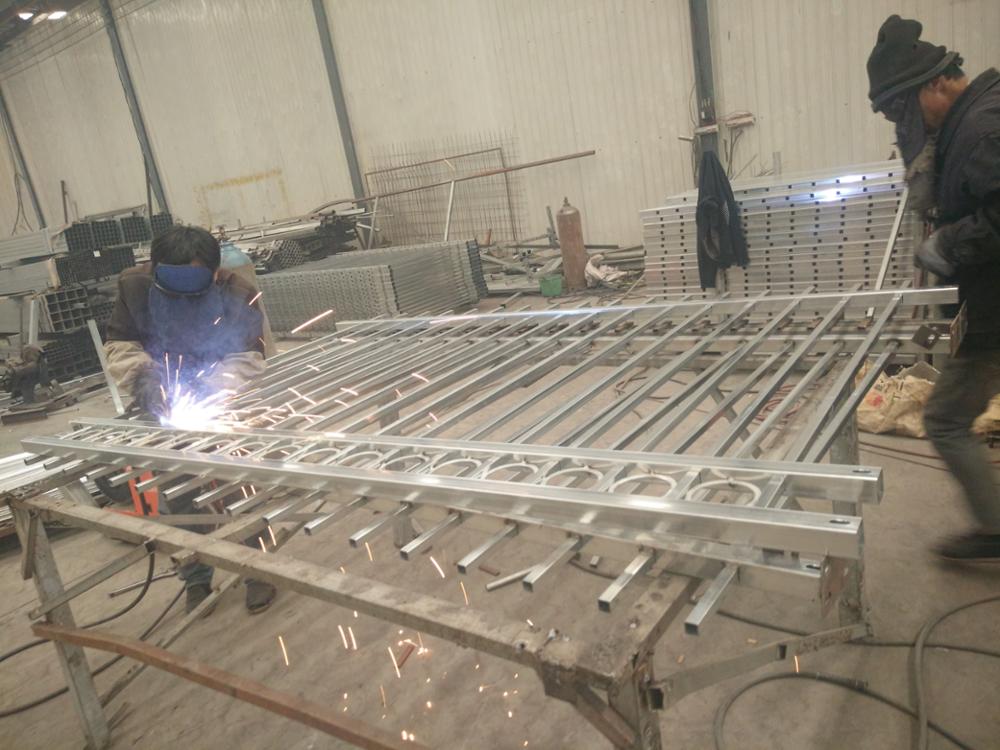 3-rails flat top tubular steel fence