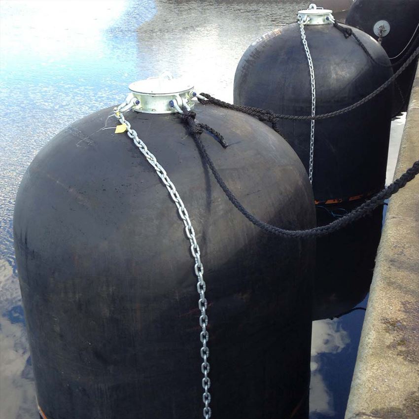 Vertical Submarine Fenders Semi_1