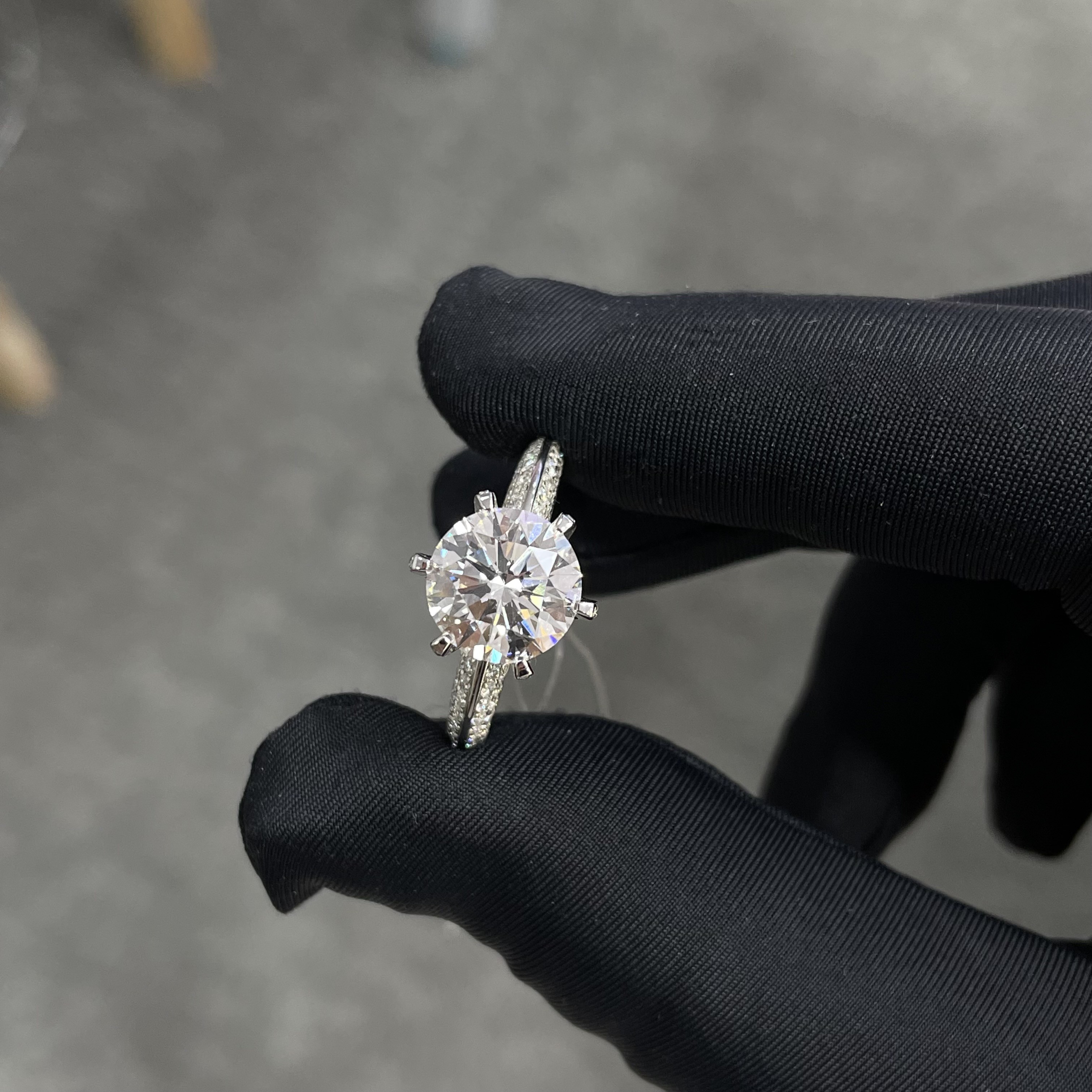 Lab Grown Diamond Rings 3.01ct CVD White F VS2 Half Of Country Style Round