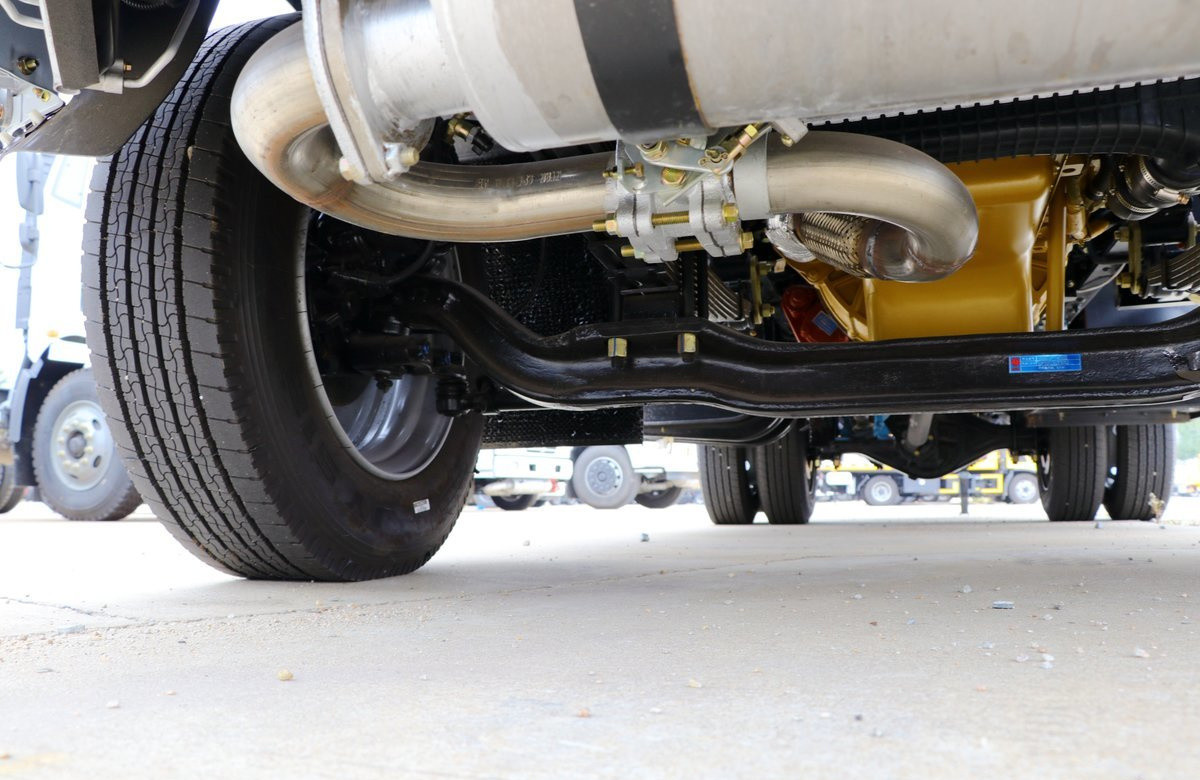 Small Oil Tanker 7.6 Cubic 4*2 Drive Mode Dongfeng New Truck Single Cab leaf spring