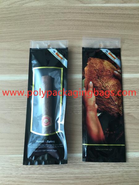 Moisturizing and fresh-keeping zipper bag for a cigar