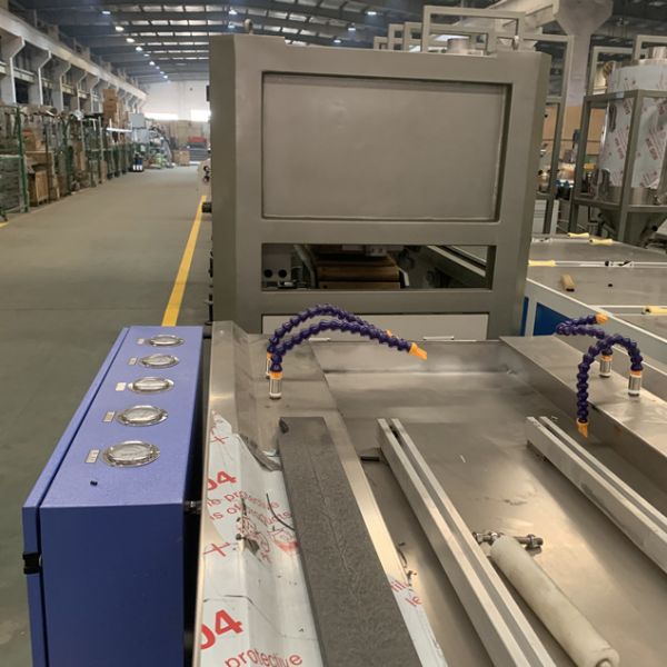 Twin Screw WPC Board Making Machine Energy Saving Horizontal Blade Feeding