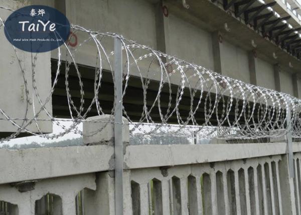 Quality BTO-22  CBT-65 Used Together With Chain Link Fence, Welded Mesh Hot Dip Galvanized Razor Blade Iron Wire for sale