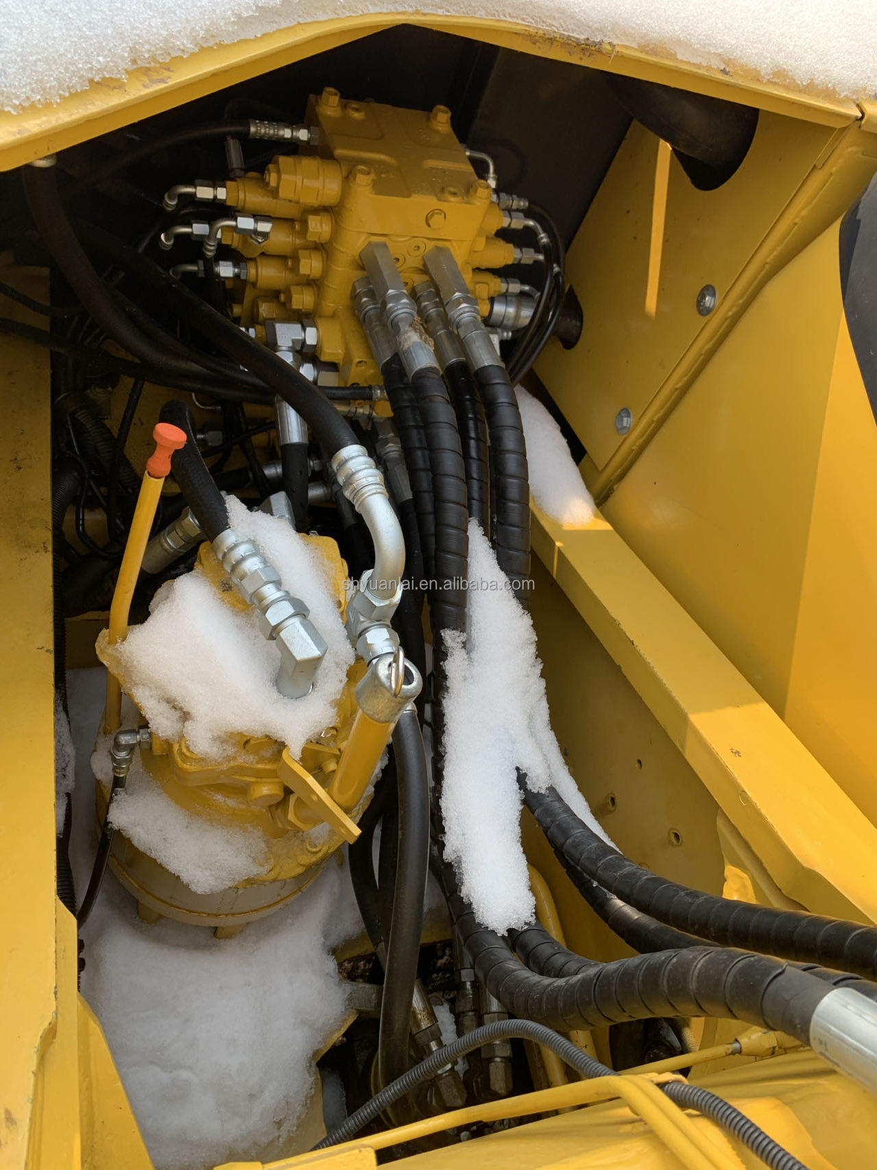 Excavating 22 tons of durable hydraulic track type PC Komatsu 220 second-hand excavator at a low price and selling well