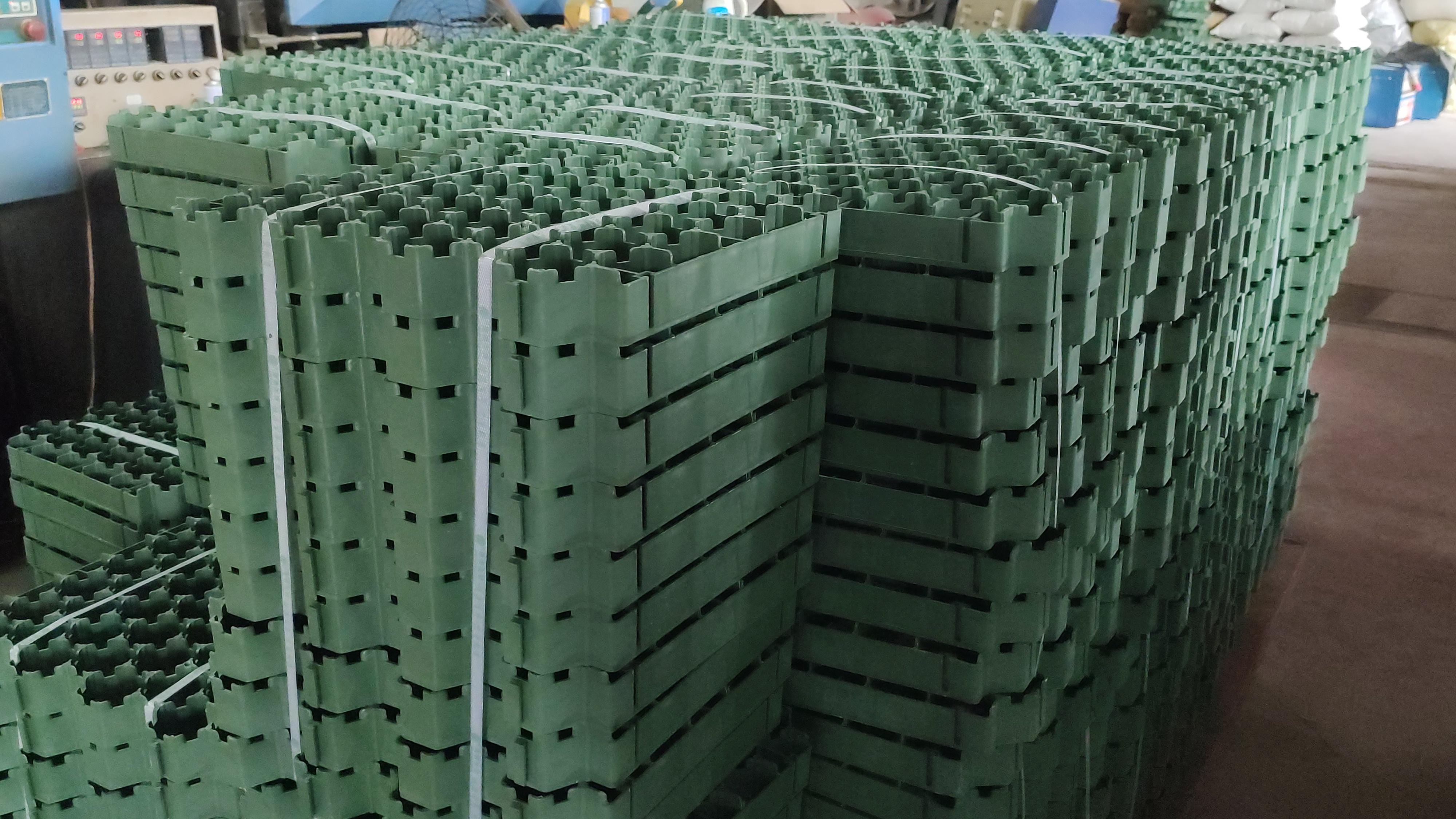 500*500*70MM High Compressive Strength HDPE Interlocking Gravel Grass Paving Grid