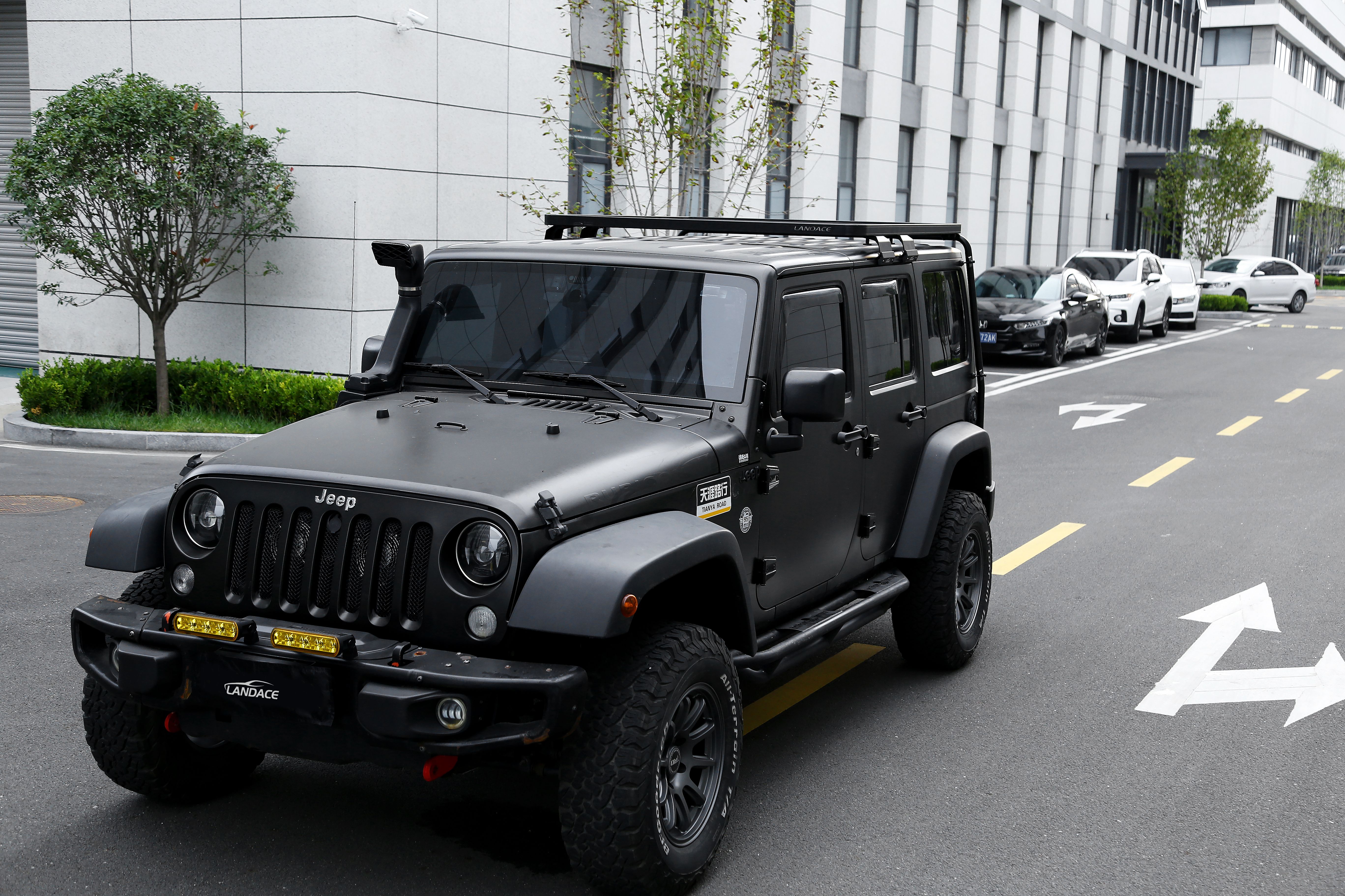 Black Aluminum Alloy Roof Rack Crossbar Platform for 2023 4x4 Wrangler JK Expand Your Storage Space