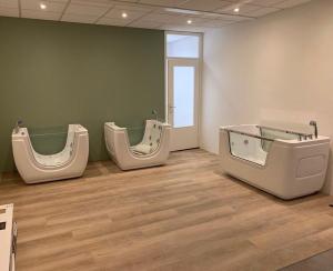 Wholesale CE Baby Massage Bathtub Tubeless Pump SPA Bathtub Freestanding Indoor Thermosta from china suppliers