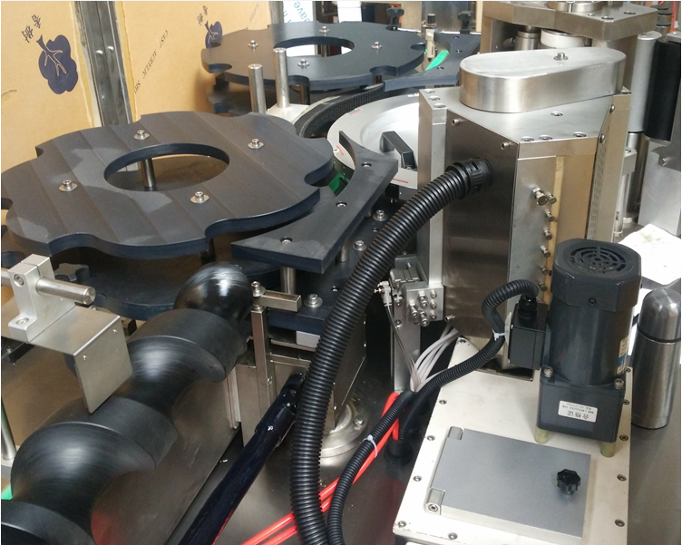 Full Automatic Rotary Hot Melt Glue OPP Label Packaging Machines For Water Bottles
