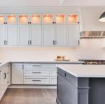 Luxurious High End Kitchen Cabinet Set with Fine Workmanship and Wooden Shaker