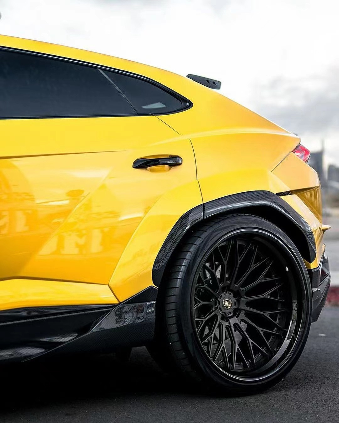 Black Lamborghini Body URUS Upgraded 1016 Hood Spoiler Wide Body Kit