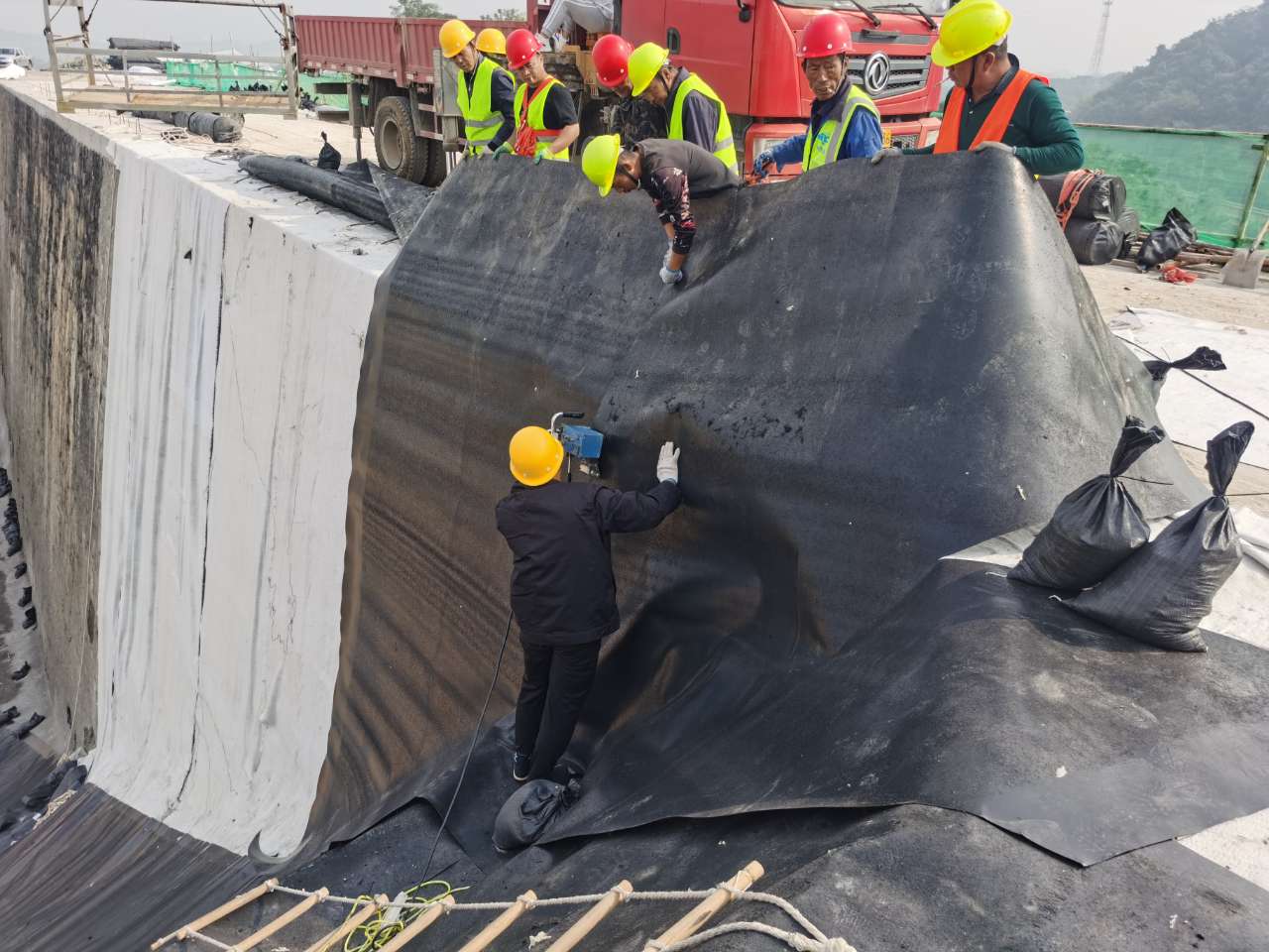 1.5mm Plastic HDPE Liner for Fish Farming and Landfill Waterproofing Width 2m-8m