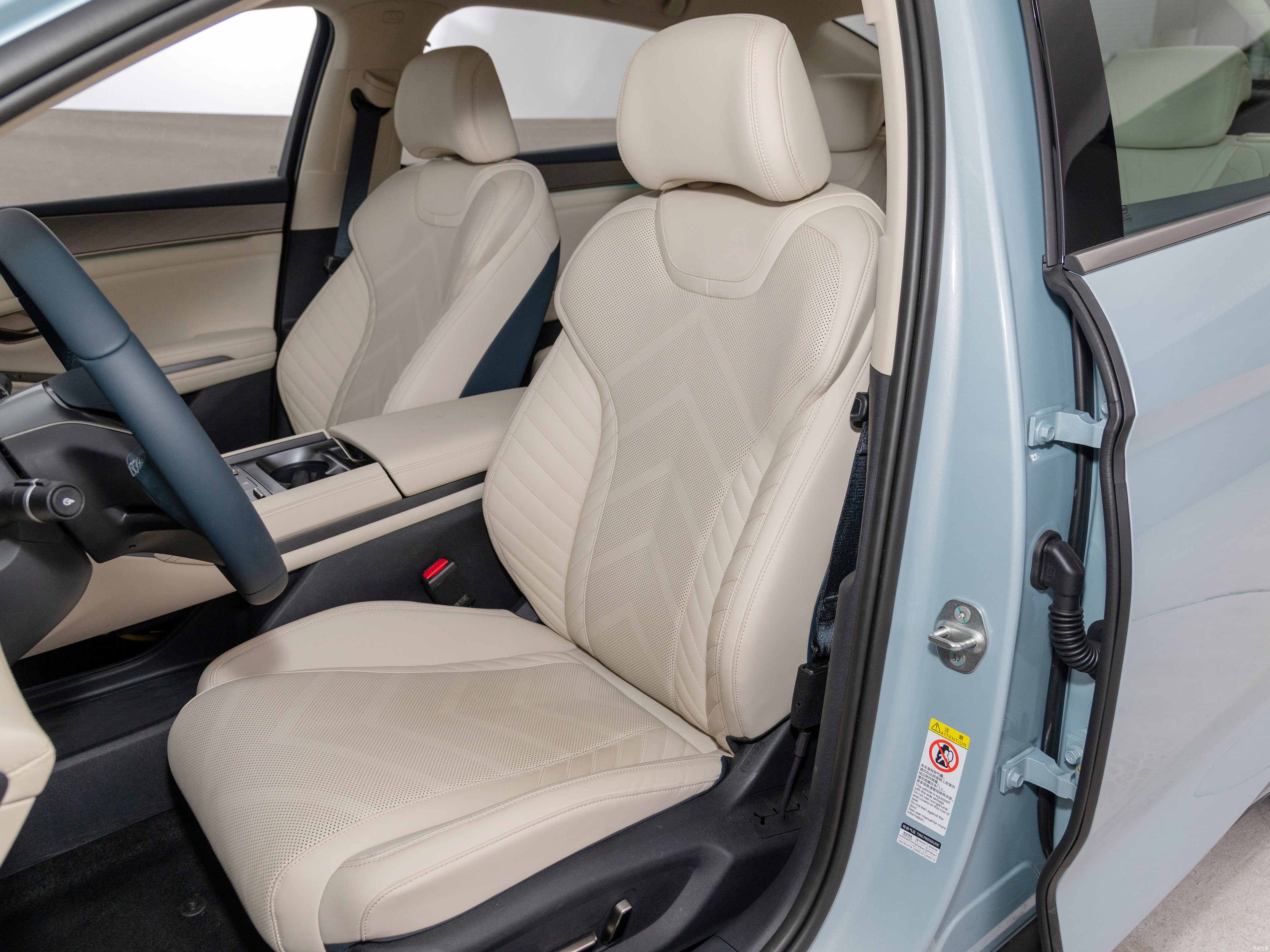 BYD Qin L, D-mi 5.0 technology, comprehensive range 2000KM+. The PHEV with the longest range in China.
