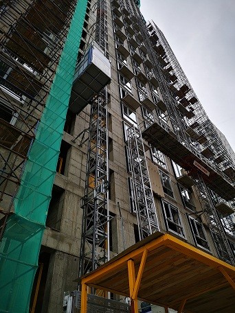 Q345B Steel 2000kg Per Cart Construction Hoist Lift For Passenger Material