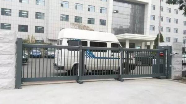 Trackless Motorised Steel Iron Telescopic Sliding Gate For Stadium With Powder