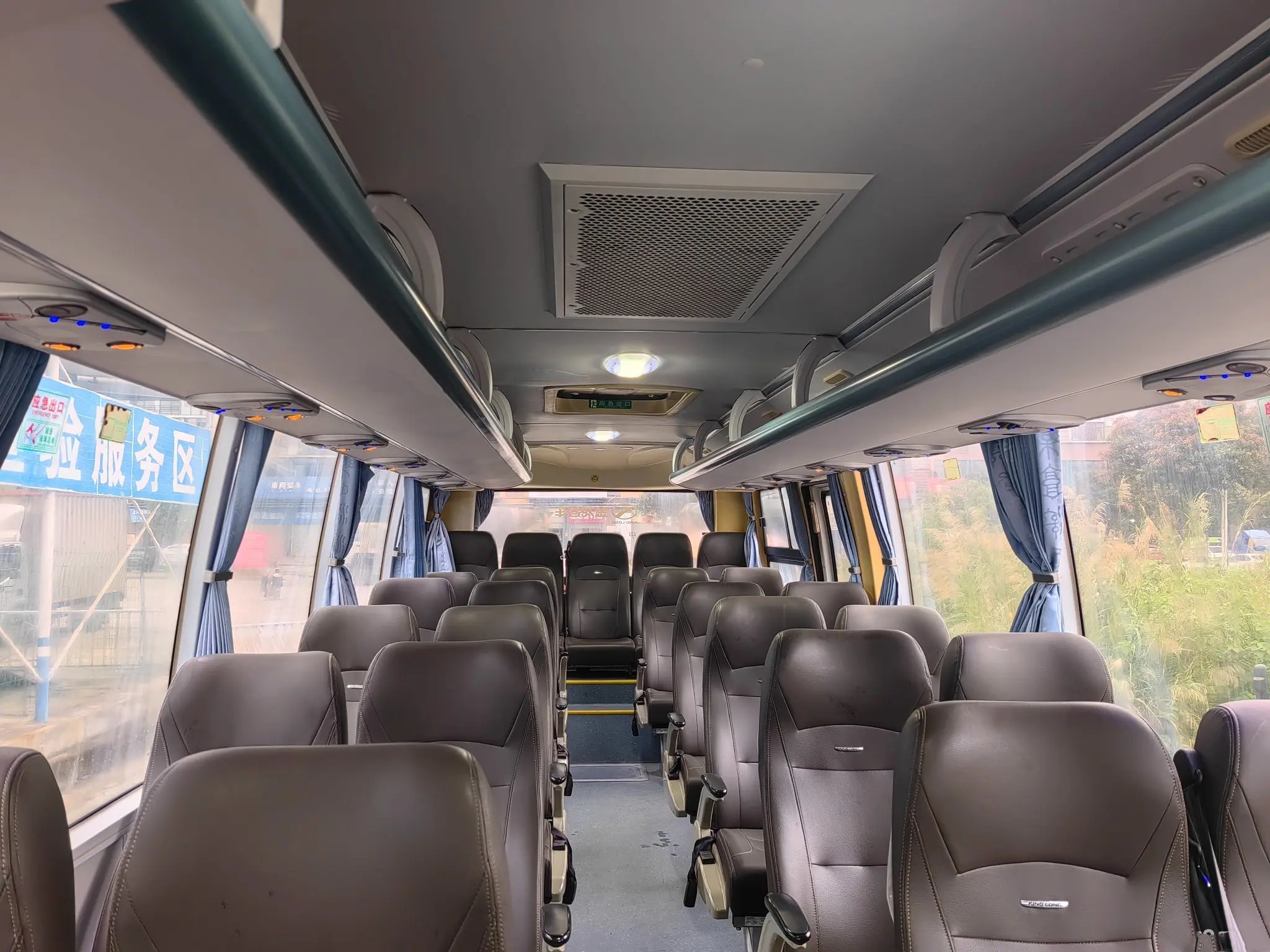Used Shuttle Bus 26 Seats Sealing Window 8.5 Meters 220hp Engine Manual Transmission Kinglong Bus XMQ6859