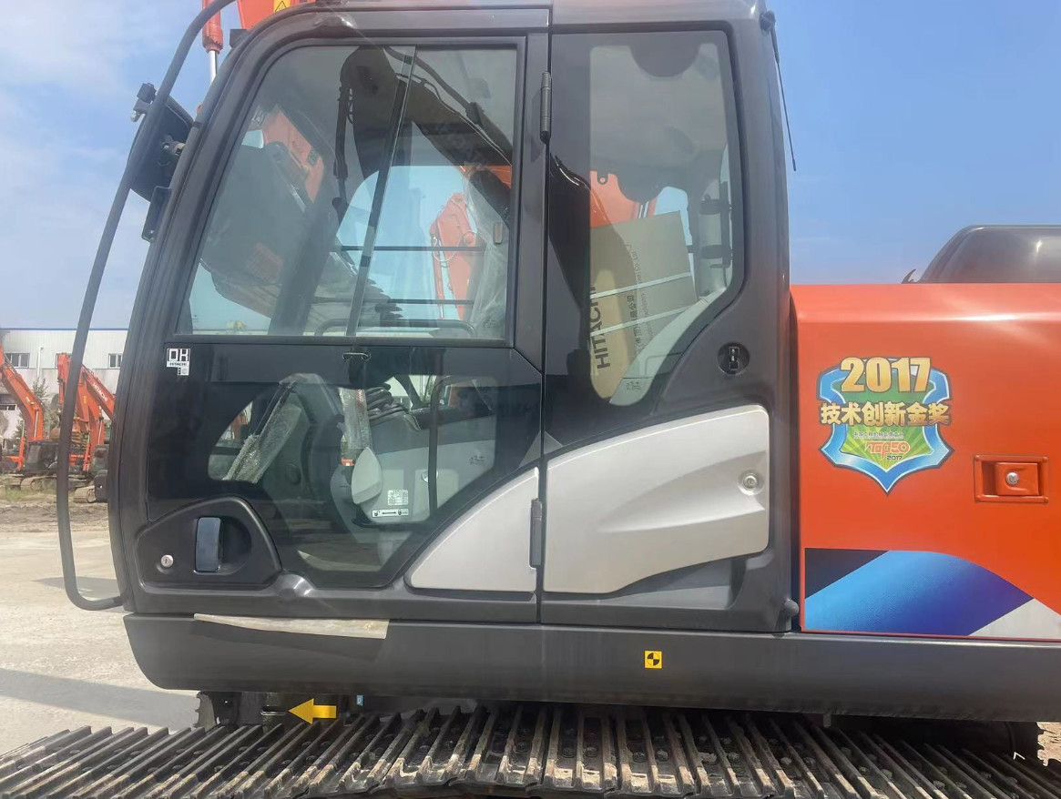 20 Ton Japan Brand Used Excavators Hitachi Zx200 Crawler Hydraulic 0.9m³ Bucket Capacity Digger