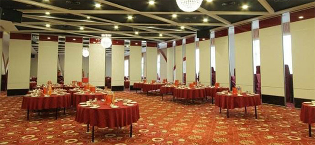 Fabric Cushion 95mm Foldable Soundproof Partition Wall For Restaurant
