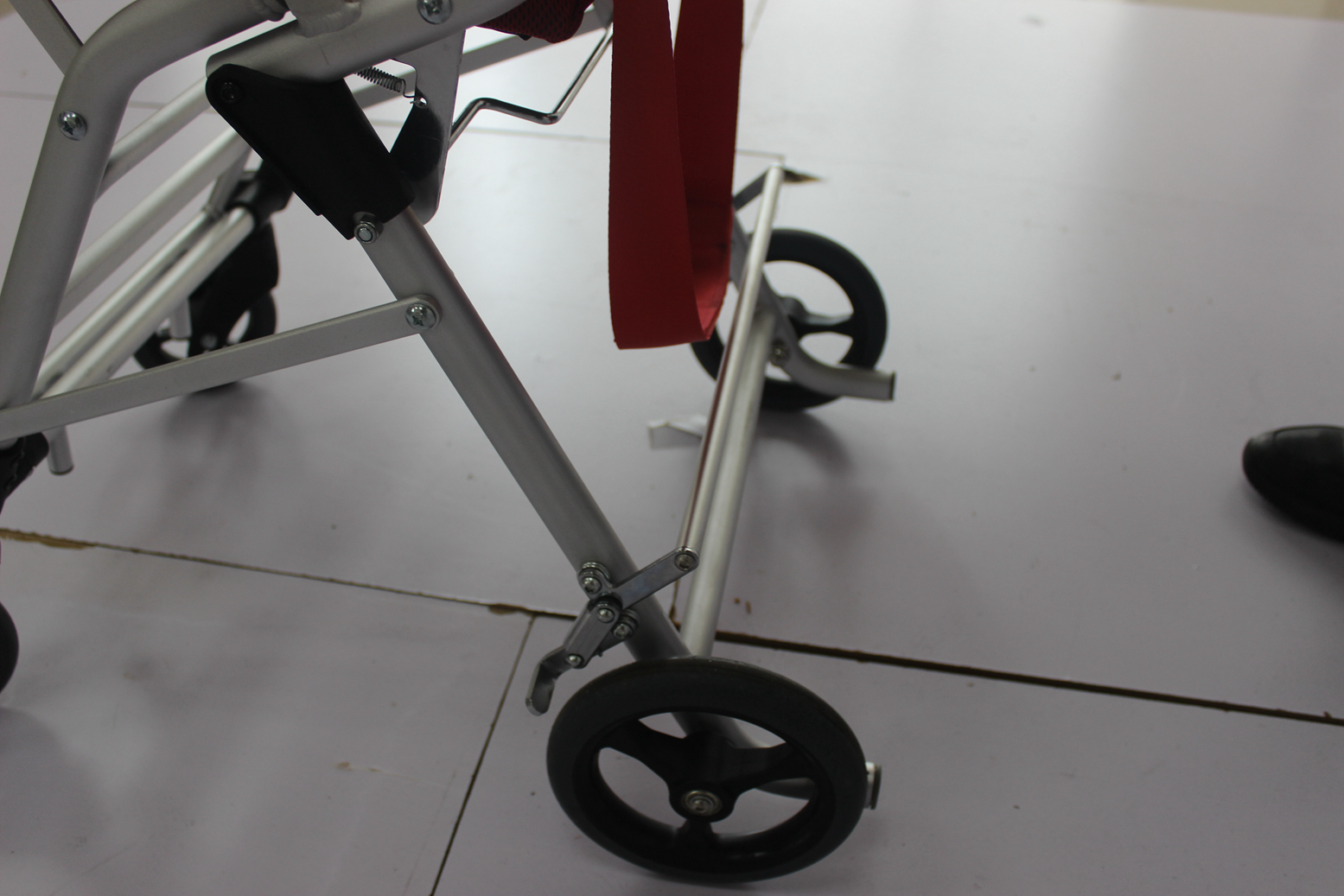 120kg Best Lightweight Folding Wheelchair Caterpillar Type Aluminum Alloy 600mm
