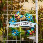 Colorful Metal Wall Hanging Ornaments Rustproof Bee Welcome Wreath