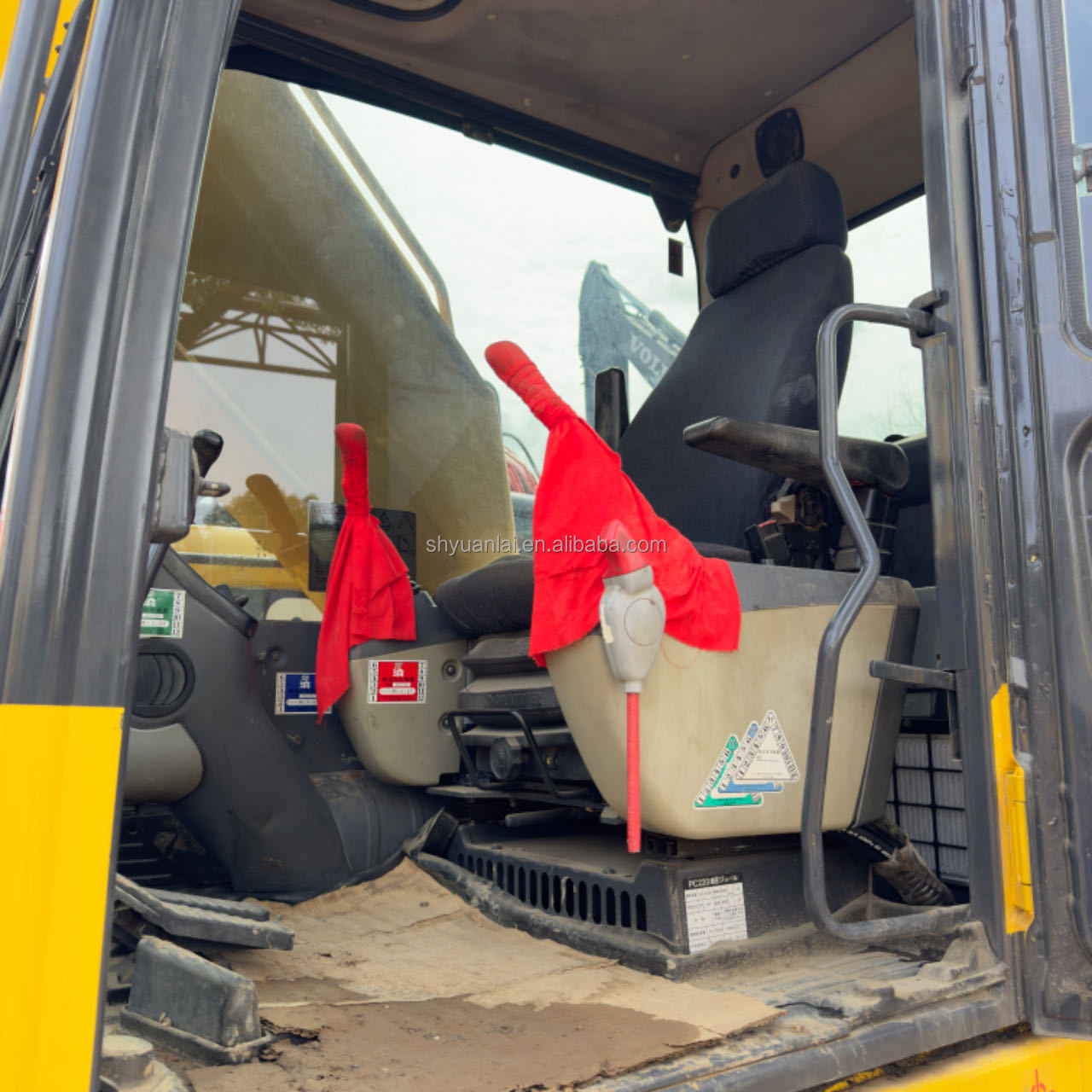 Excavating 22 tons of durable hydraulic track type PC Komatsu 220 second-hand excavator at a low price and selling well