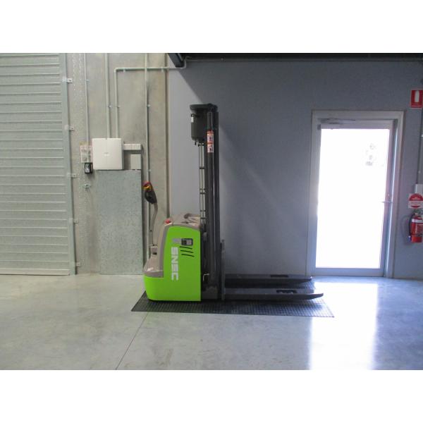 Warehouse Powered Pallet Stacker 2 Ton Counterbalance Stacker